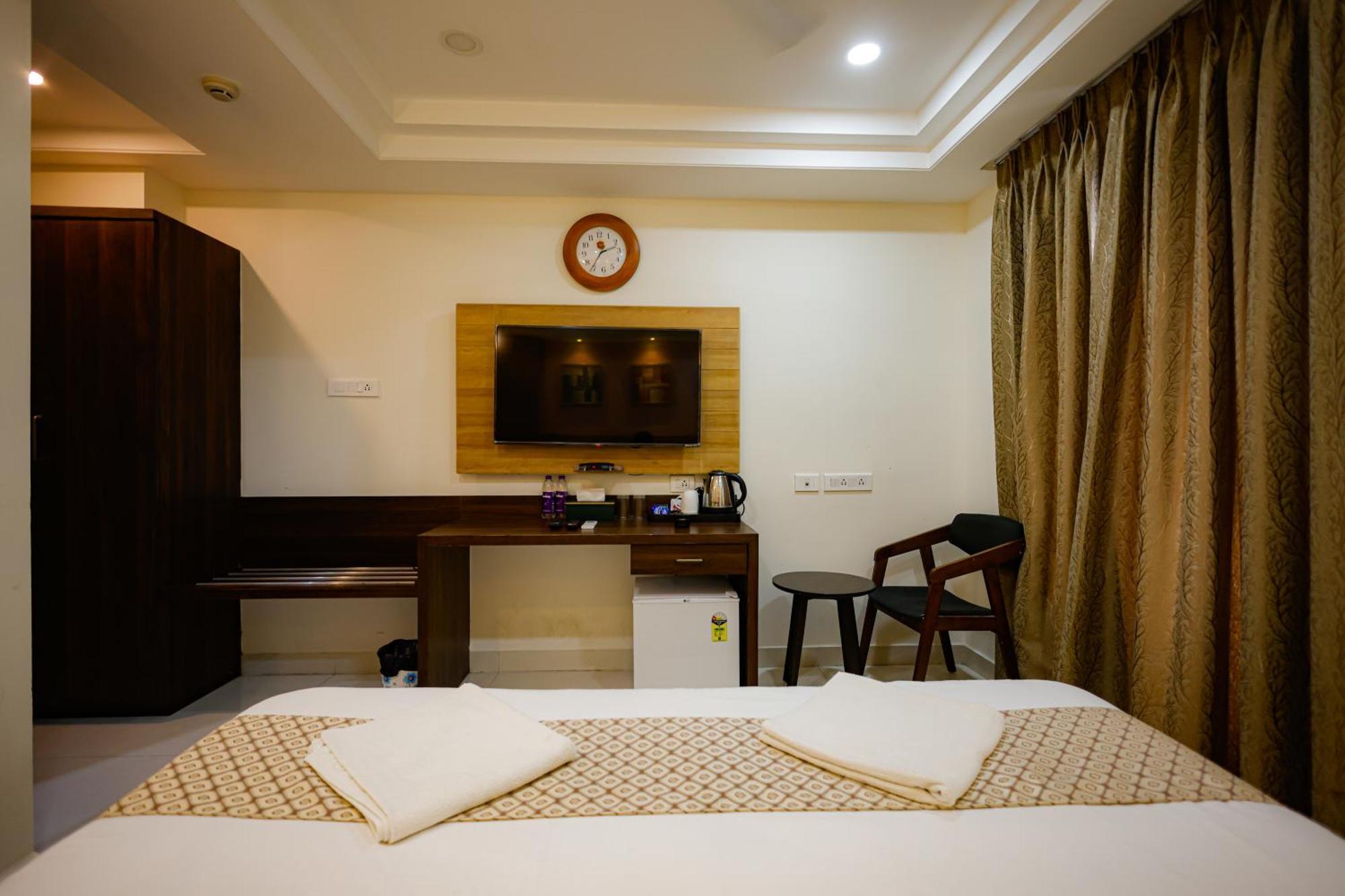 M Square Hotel Хайдарабад Экстерьер фото