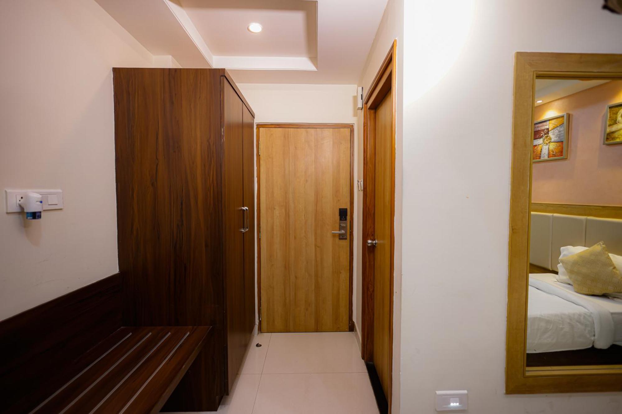 M Square Hotel Хайдарабад Экстерьер фото