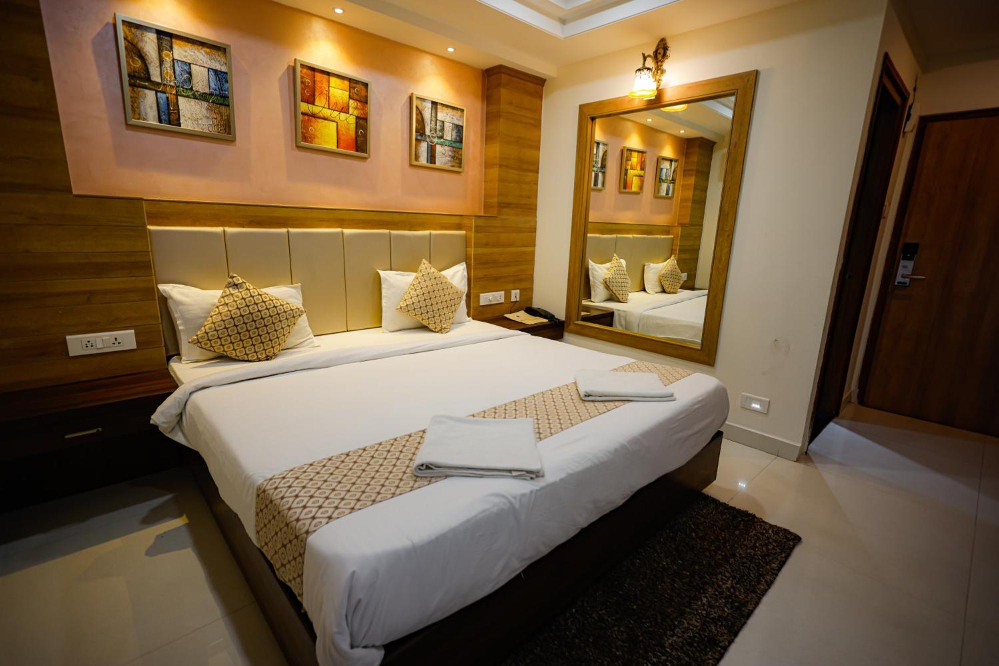 M Square Hotel Хайдарабад Экстерьер фото