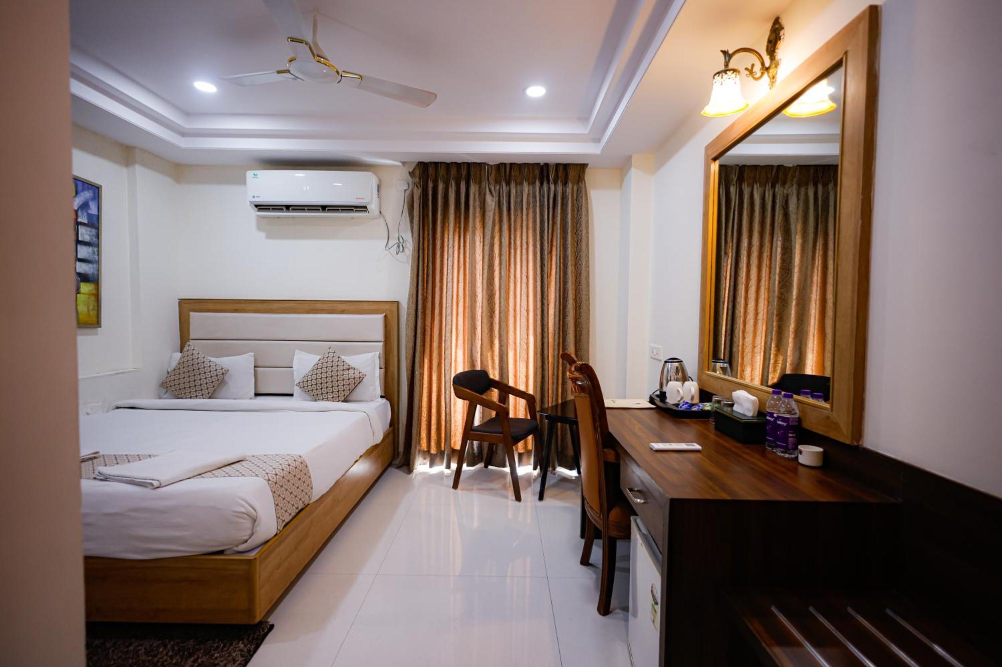 M Square Hotel Хайдарабад Экстерьер фото